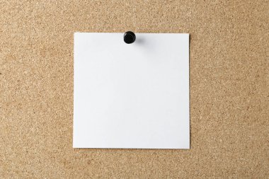 Mantar panoya iğnelenmiş boş not, metin için boşluk