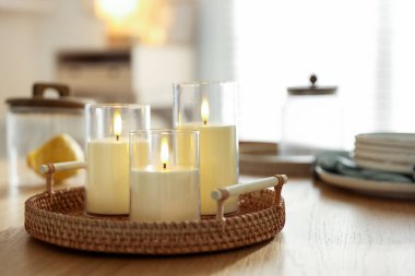 Kapalı alandaki ahşap masada güzel LED mumlar, yakın plan. Metin için boşluk