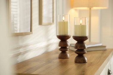 Güzel LED mumlar şamdanlar içinde ahşap çekmeceler üzerinde kapalı alanda. Metin için boşluk