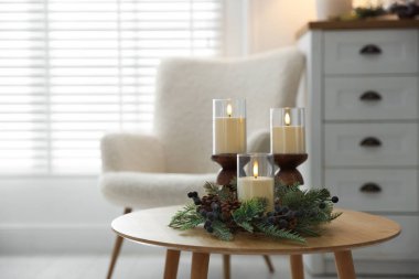 Güzel LED mumlar ve ahşap masa üzerindeki şenlikli dekorlar. Metin için boşluk