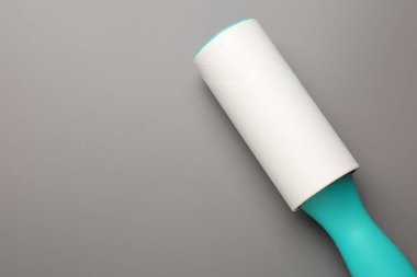 Gri arka planda bir tiftik silindiri, üst manzara. Metin için boşluk