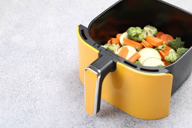 Çiğ havuç, brokoli ve kabak açık gri masada tavada, yakın plan. Metin için boşluk