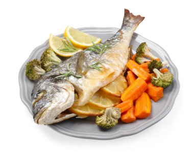 Beyaz üzerine izole edilmiş balık, limon ve sebzeler.