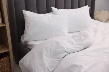 Sıcak, temiz çarşaflı yatak, yakın çekim.