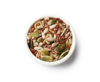 Farklı tohumların karışımı beyaz, üst görünümde izole.