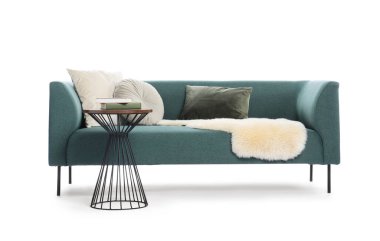 Yumuşak bir kanepe ve beyaz bir kahve masası.