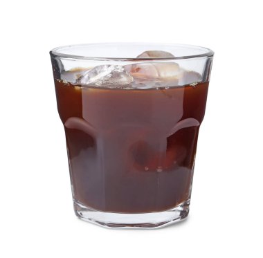 Beyaza izole edilmiş buzlu lezzetli kahve.