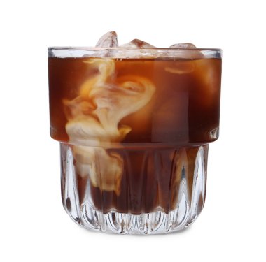 Buzlu kahve ve beyaz üzerine izole edilmiş süt.