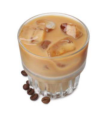 Sütlü buzlu kahve ve beyaz üzerine izole fasulye.