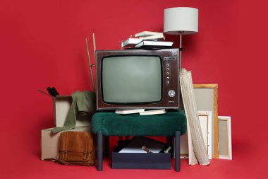 Garaj satışı. Kırmızı arkaplanda farklı kullanılmış şeyler