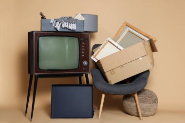 Garaj satışı. Bej arkaplanda farklı kullanılmış eşyalar