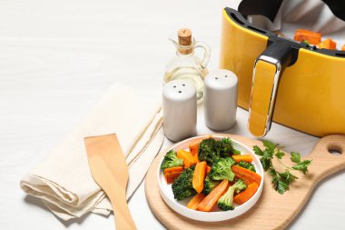 Izgara sebze ve tava, beyaz ahşap masada, yakın plan. Metin için boşluk