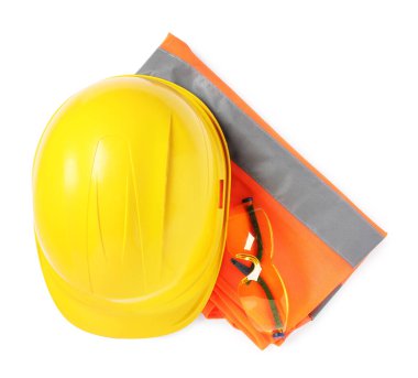 Güvenlik ekipmanları. Sert şapka, yansıtıcı yelek ve gözlük beyaz, üst görünüm