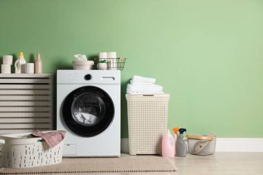 Modern çamaşır makinesi olan çamaşır odası, mesaj için yer. İç tasarım