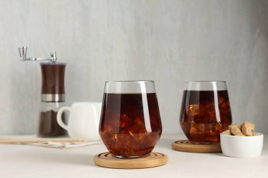 Lezzetli buzlu kahve ve şeker beyaz masada