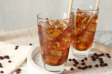 Lezzetli buzlu kahve ve fasulyeler masada, yakın plan.