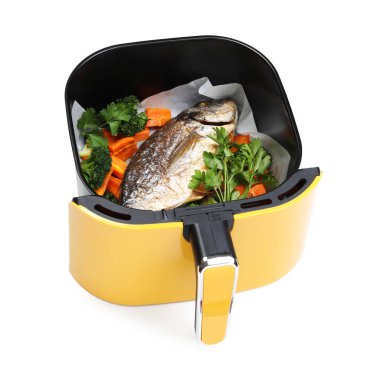 Kızarmış balık ve sebzeler ve tava sepeti beyaza izole edilmiş.