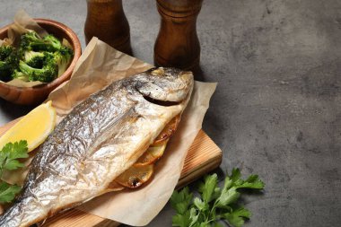 Lezzetli ızgara balık, brokoli ve baharat, yakın plan. Metin için boşluk