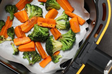 Tavada ızgara sebze, tava sepeti, gri masa, üst manzara.