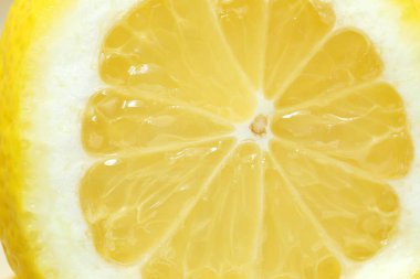 Arka plan olarak bir parça taze limon, makro görünüm