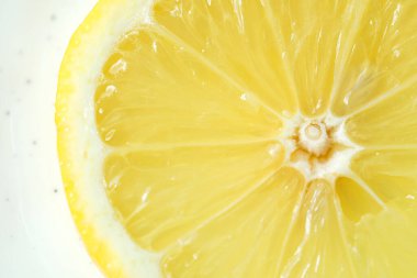 Beyaz arkaplanda limon dilimi, makro görünüm