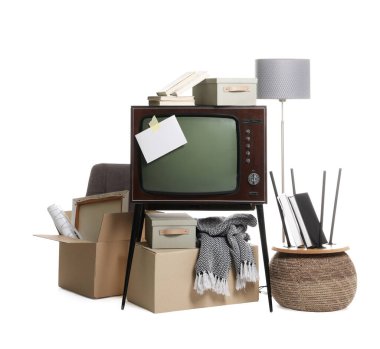 Garaj satışı. Beyazda izole edilmiş farklı kullanılmış eşyalar