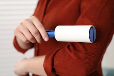 Evde iplik kullanan kadın, yakın plan.