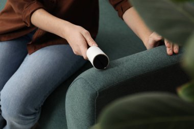 Kadın temizleme koltuğu evde pamuklu silindir ile, yakın çekim