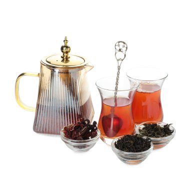 Geleneksel Türk çayı ve kuru yaprakları beyaza izole edilmiş