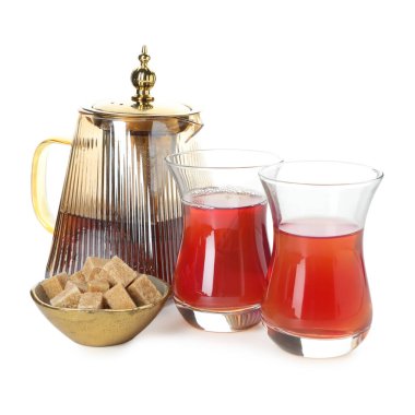 Geleneksel Türk çayı ve şekeri beyaza izole edilmiş