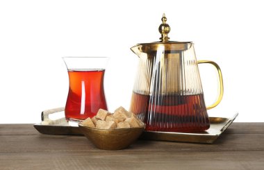 Geleneksel Türk çay ve şekeri beyaz arka planda ahşap masada