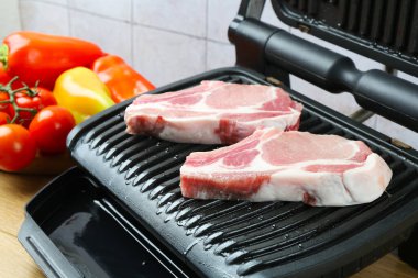 Tahta masada çiğ et ve sebzeli ızgara, yakın plan.