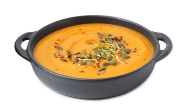 Çekirdekli balkabağı çorbası ve beyaz tenceredeki baharatlar.