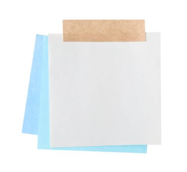 Beyaz üzerine yapıştırıcı bantlı boş kağıt notlar.