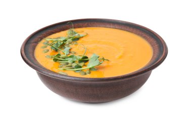 Çekirdekli balkabağı çorbası ve beyaz kabın içindeki mikroyeşillikler.