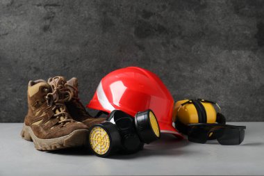 Işık masasında farklı güvenlik ekipmanları var. Metin için boşluk