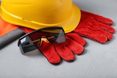 Işık masasında farklı güvenlik ekipmanları, yakın plan.