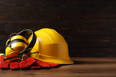 Ahşap masada farklı güvenlik ekipmanları var. Metin için boşluk