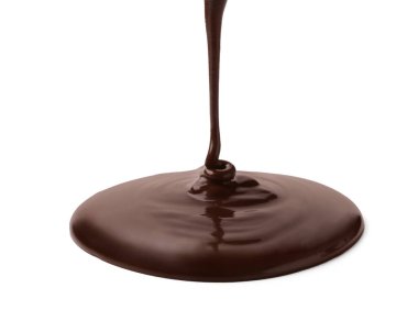 Beyaz arka planda erimiş çikolata dökülüyor.