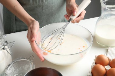 Beyaz masada hamuru hazırlayan kadın, yakın plan.