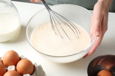 Beyaz masada hamuru hazırlayan kadın, yakın plan.