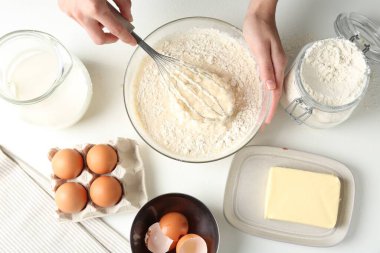 Beyaz masada hamuru yapan kadın (sıvı hamur), üst görünüm