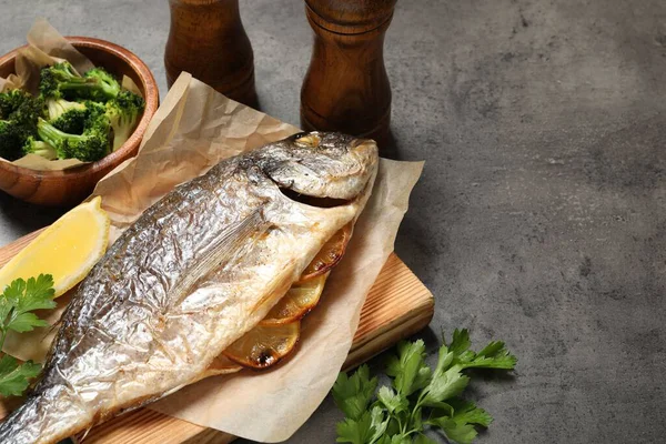 Lezzetli ızgara balık, brokoli ve baharat, yakın plan. Metin için boşluk