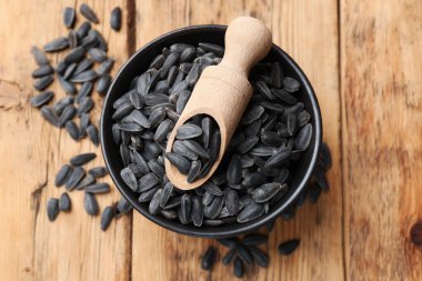 Ay çekirdeği ve kase içinde kepçe ahşap masa, üst görünüm