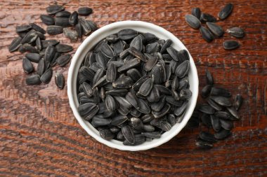 Tahta masadaki kasede ayçekirdeği, üst manzara.