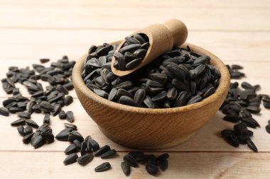 Ay çekirdeği ve kepçe beyaz ahşap masa üzerinde, yakın çekim