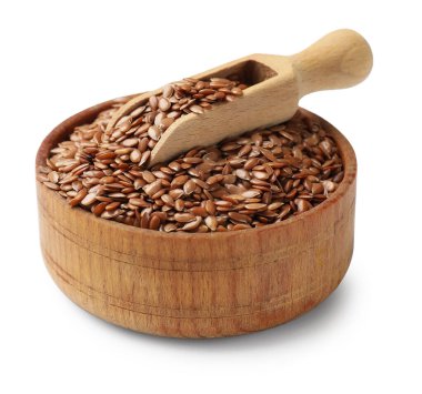 Keten tohumu ve kepçeyle beyaz kasede izole edilmiş.