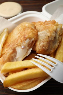 İngiliz Geleneksel Balık ve patates kızartması ahşap masada, yakın plan.