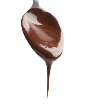 Tatlı erimiş çikolata beyaz arka planda kaşıktan aşağı akıyor.