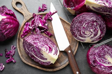 Taze kırmızı lahana ve bıçak gri masada, düz yatıyordu.